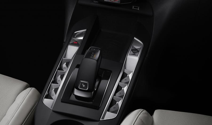 Детали интерьера DS 3 Crossback 2019 года  (WW) (фото 12 из 42)